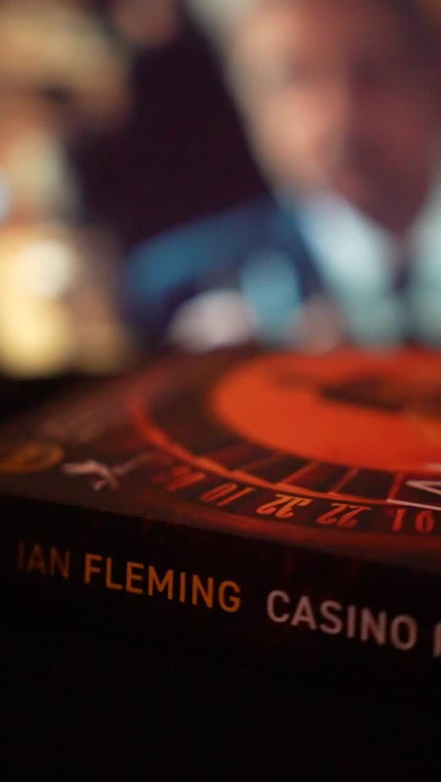 Książka, od której wszystko się zaczęło. Książka, dzięki której dostaliśmy legendarne filmy, kultowe piosenki openingowe, wielu aktorów i aktorek zyskało nieśmiertelność + tak powstał wzorzec tajnego agenta.Oczywiście mowa o "Casino Royale" autorstwa Iana Fleminga, czyli pierwszej książce, w której pojawia się agent jej królewskiej mości, James Bond.Ponad 70 lat od premiery, @skarpawarszawska wznawia książkowe przygody agenta 007 w tłumaczeniu Tomasza Konatkowskiego.Z pełną recka wrócę w osobnym poście, a teraz powiem tylko, że to doskonała okazja, żeby sprawdzić na własne oczy, jak wygląda historia, która zmieniła popkulturę. Co ma w sobie takiego Bond, że świat filmowy się po niego zgłosił? Jak ten tekst wypada po 70 latach i jakie są różnice pomiędzy wersją filmową?Seria będzie kontynuowana. Premiera kolejnego tomu w lutym. Jest też wersja audiobooków z @filip_kosior#współpracarecenzencka #skarpawarszawska #jamesbond #casinoroyale #ianfleming #pigreckuje