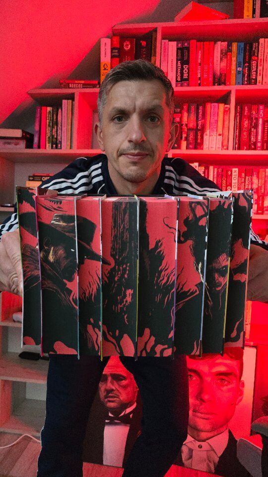 TO wydanie "Mrocznej wieży" 🔥Moty, barwione brzegi układają się w obrazek znałem, ale że wszystkie brzegi układają się w obrazki? Mózg rozwalony 😯#darylosu @wydawnictwoalbatros