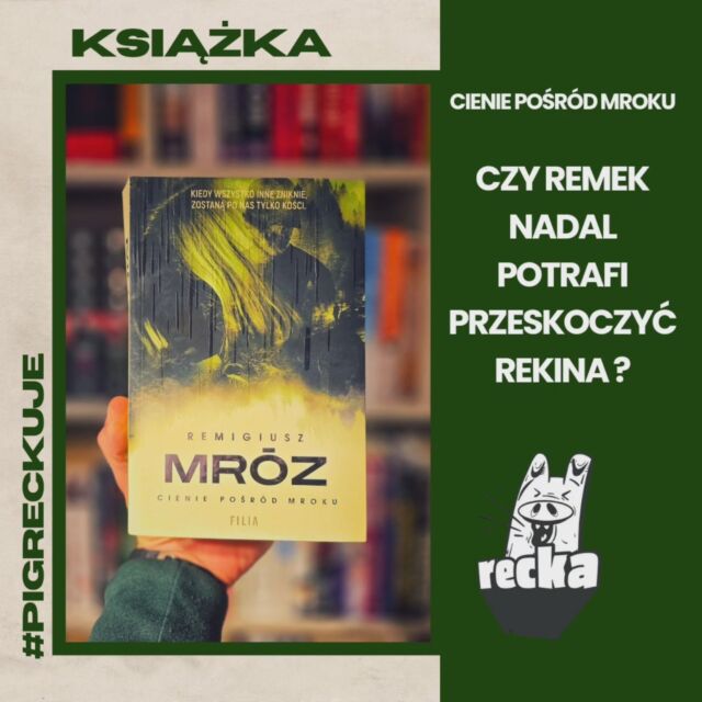 Przeczytałem nową książkę Remka Mroza, ale w nietypowym podejściu, bo okazało się, że jest to 6. tom serii o “Sewerynie Zaorskim i Kai Burzyńskiej”, czyli cykl i postaci, których totalnie nie kojarzę. Oczywiście przeszło mi przez myśl, że wypadałoby się cofnąć do pierwszego tomu i przeczytać w kolejności… wtem przypomniało mi się, że sam kilka razy razy pisałem przy okazji wielotomowych serii, że jeśli autor szanuje swoje pieniądze, będzie pisał w taki sposób, aby można było do tego pociągu wskoczyć na dowolnej stacji. Postanowione -> idę bezpośrednio w 6. tom i zobaczymy co się wydarzy.#współpracarecenzencka @wydawnictwofilia @remigiuszmroz #sewerynzaorski #seweryniburza #cieniepośrodkumroku #pigreckuje