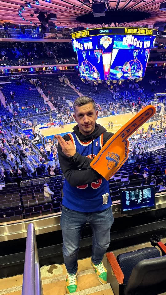Mecz NBA w Mqdison Square Garden 🔥 . W tym momencie zrobiłem 200% planu. Idę po koszulkę ❤️NYC#NBA #newyorkknicks #medisonsquaregarden #nowyjork #mecz