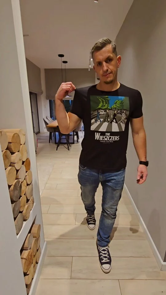 Black Friday na @nadwyrazcom też oczywiście musi być. Na stronie macie organiczne promki do -44%, a do tego dochodzi mój kodzik NADPIG dający -10% i darmową dostawę. Koszulki, bluzy, skiety, czapki, a nawet kubki. Wszystko oczywiście z kreatywnymi, zabawnym, ale na wysokim poziomie grafikami, więc prezenty machnięcie za jednym razem.#reklama #nadwyrazcom #blackfriday