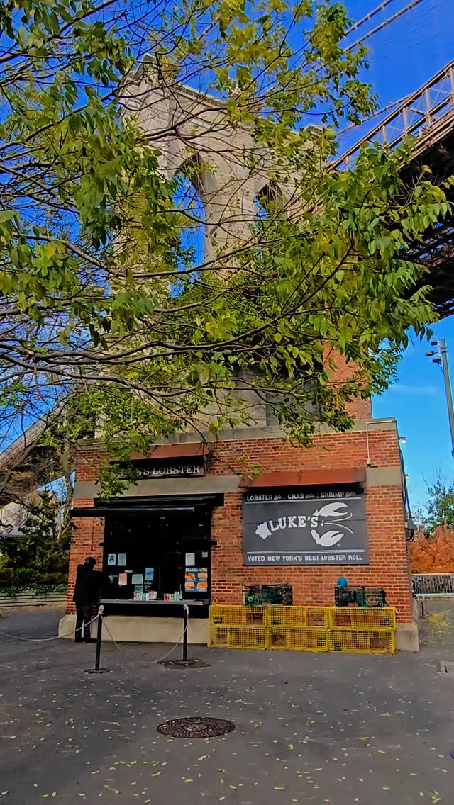 A dziś w PigOutowych testach lobster roll, czyli kanapka z homarem, czyli kolejna rzecz z kategorii "Jak będziesz w NYC, musisz spróbować, albo się nie liczy". Tanio zdecydowanie nie jest. A jak doznania smakowe? Zapraszam do reelsa.#lobsterroll #nyc #nowyjork #newyork #pigtestuje #lukeslobster @lukeslobster